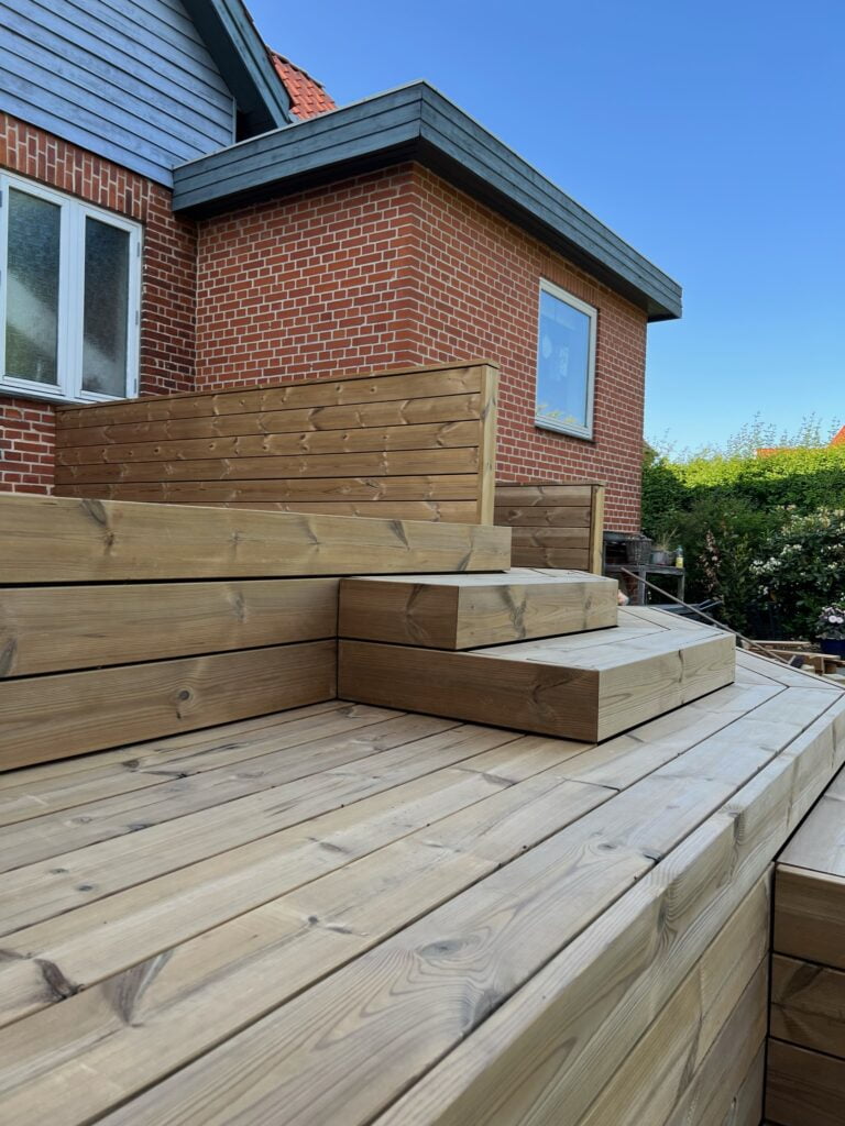 Nybygget træterrasse ved murstenshus